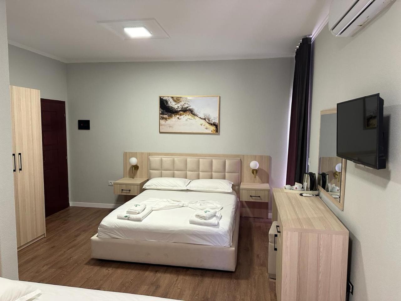 Hotel Dollari Kryemedhej Екстер'єр фото