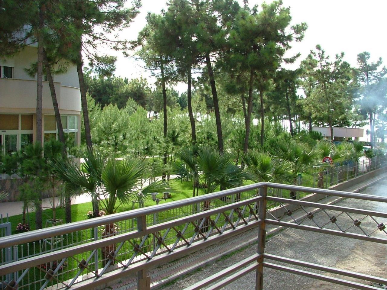 Hotel Dollari Kryemedhej Екстер'єр фото