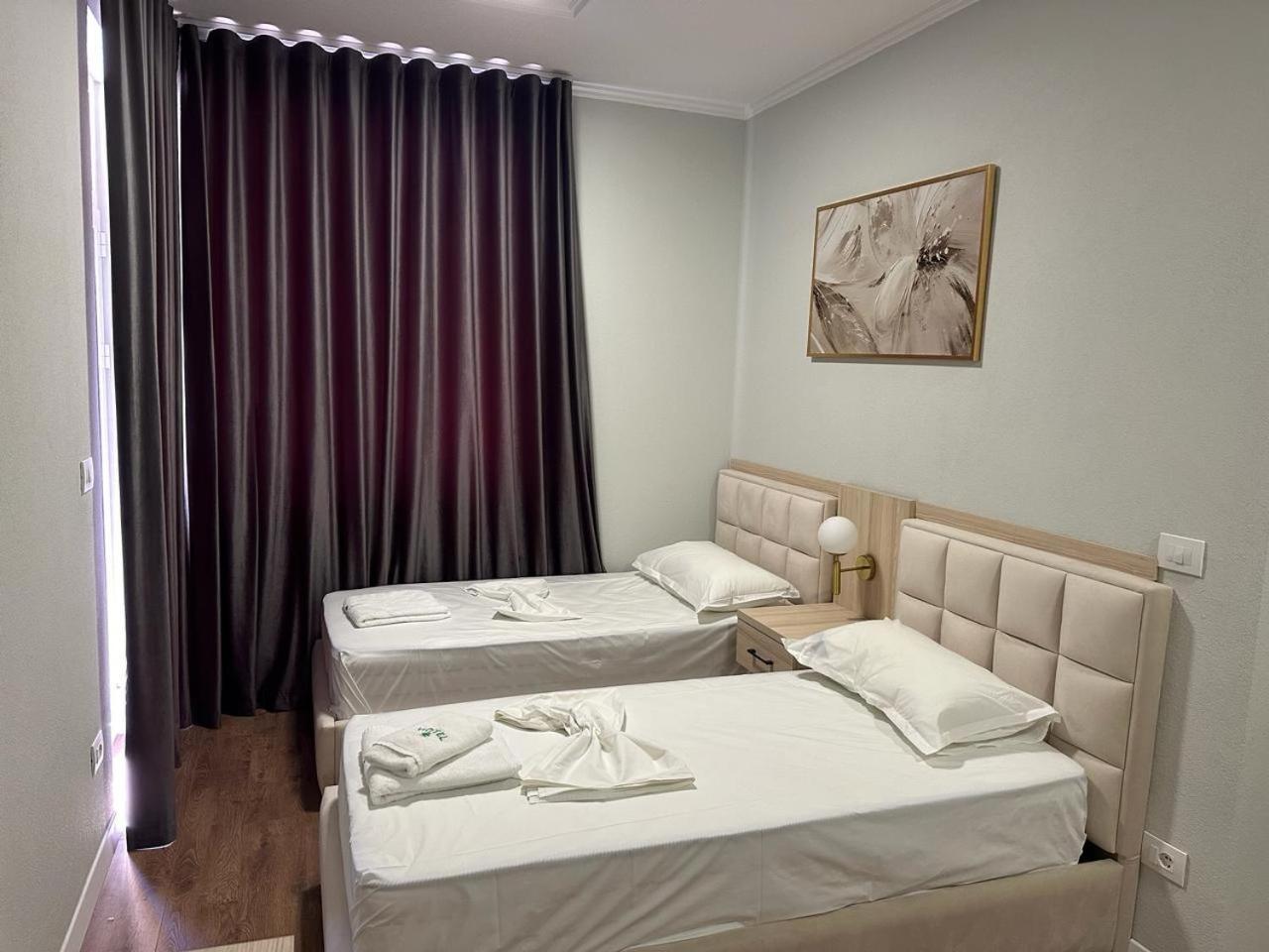 Hotel Dollari Kryemedhej Екстер'єр фото